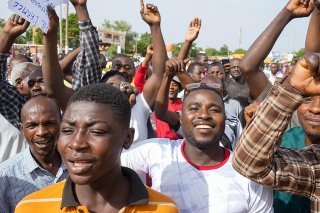 Manifestation de milliers de partisans de la junte à Niamey.